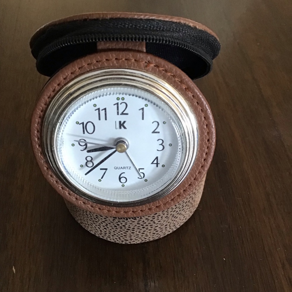 Travelling alarm clock/jewelry case